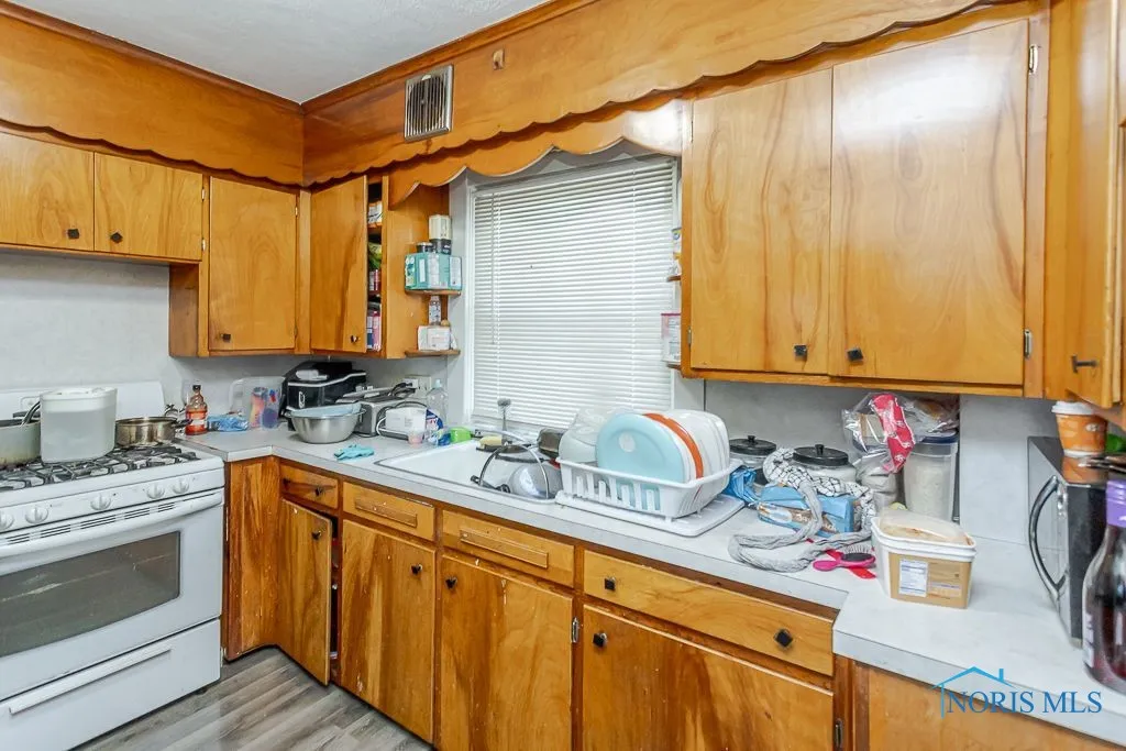 804 6th Street, Toledo, Ohio 43605, 3 Bedrooms Bedrooms, 6 Rooms Rooms,1 BathroomBathrooms,Residential,For Sale,6th,6133728