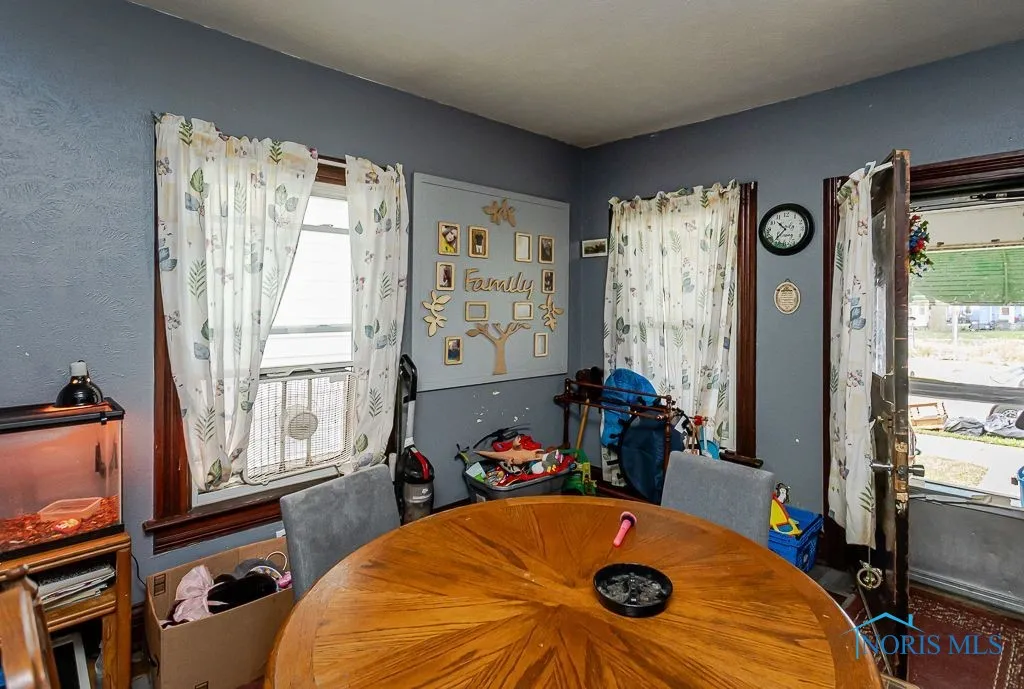 637 Milton Street, Toledo, Ohio 43605, 4 Bedrooms Bedrooms, 8 Rooms Rooms,2 BathroomsBathrooms,Residential,For Sale,Milton,6133733
