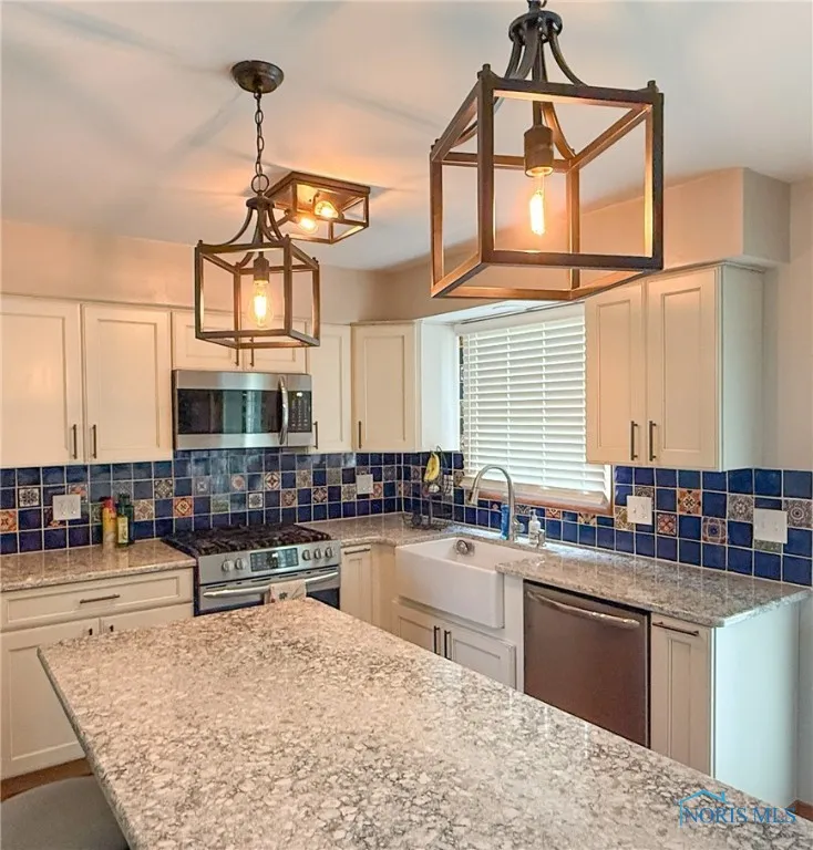 5555 Brown Road, Oregon, Ohio 43616, 4 Bedrooms Bedrooms, 10 Rooms Rooms,3 BathroomsBathrooms,Residential,For Sale,Brown,6133723