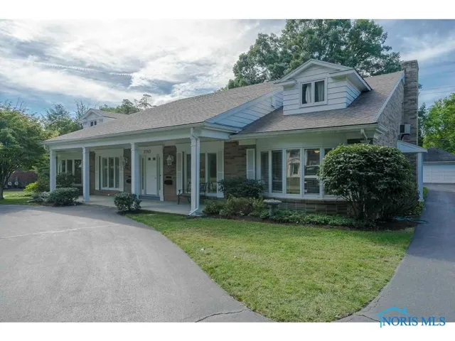 3783 Hillandale Road 1, Ottawa Hills, Ohio 43606, 2 Bedrooms Bedrooms, 8 Rooms Rooms,3 BathroomsBathrooms,Residential Lease,For Rent,Hillandale,6133769