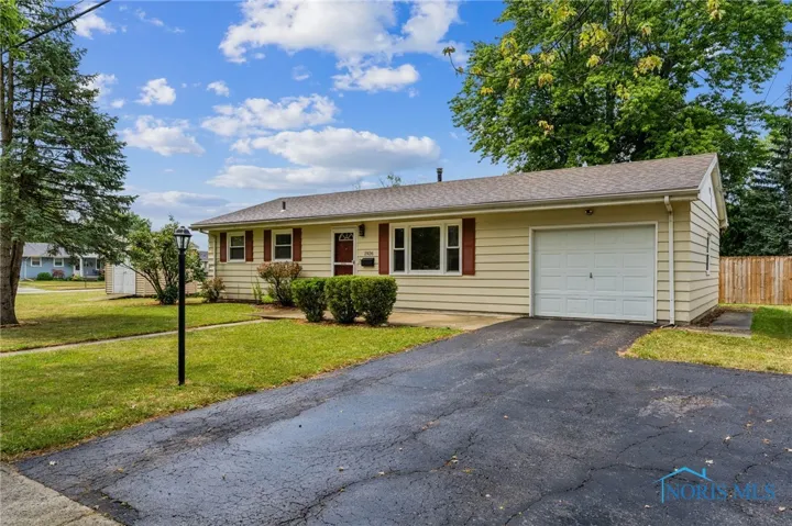 1926 Cottonwood Street, Findlay, Ohio 45840, 3 Bedrooms Bedrooms, 5 Rooms Rooms,1 BathroomBathrooms,Residential,For Sale,Cottonwood,6134360