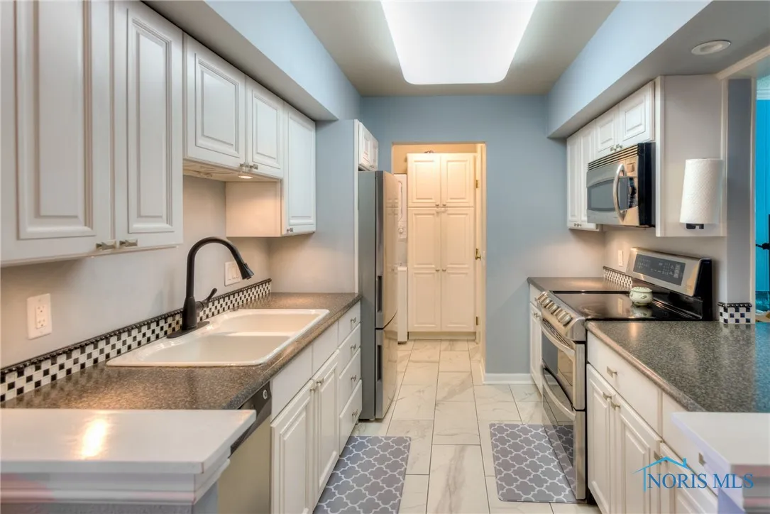 6965 Fenwyck Road, Maumee, Ohio 43537, 2 Bedrooms Bedrooms, 6 Rooms Rooms,3 BathroomsBathrooms,Residential,For Sale,Fenwyck,6134436
