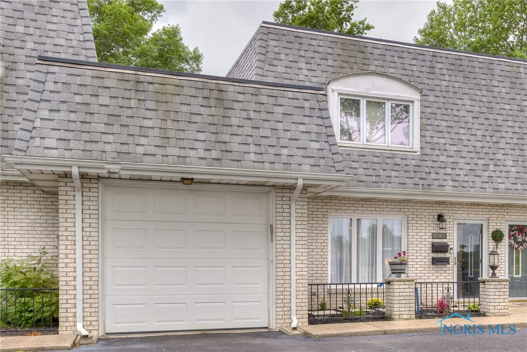 6965 Fenwyck Road, Maumee, Ohio 43537, 2 Bedrooms Bedrooms, 6 Rooms Rooms,3 BathroomsBathrooms,Residential,For Sale,Fenwyck,6134436