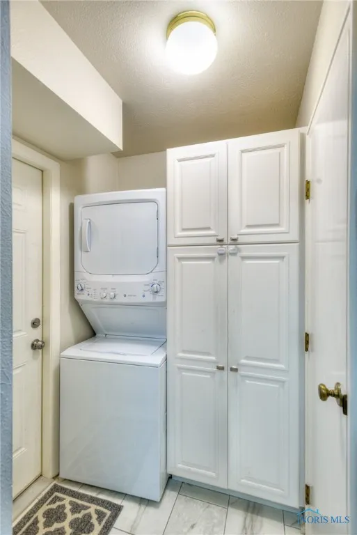 6965 Fenwyck Road, Maumee, Ohio 43537, 2 Bedrooms Bedrooms, 6 Rooms Rooms,3 BathroomsBathrooms,Residential,For Sale,Fenwyck,6134436