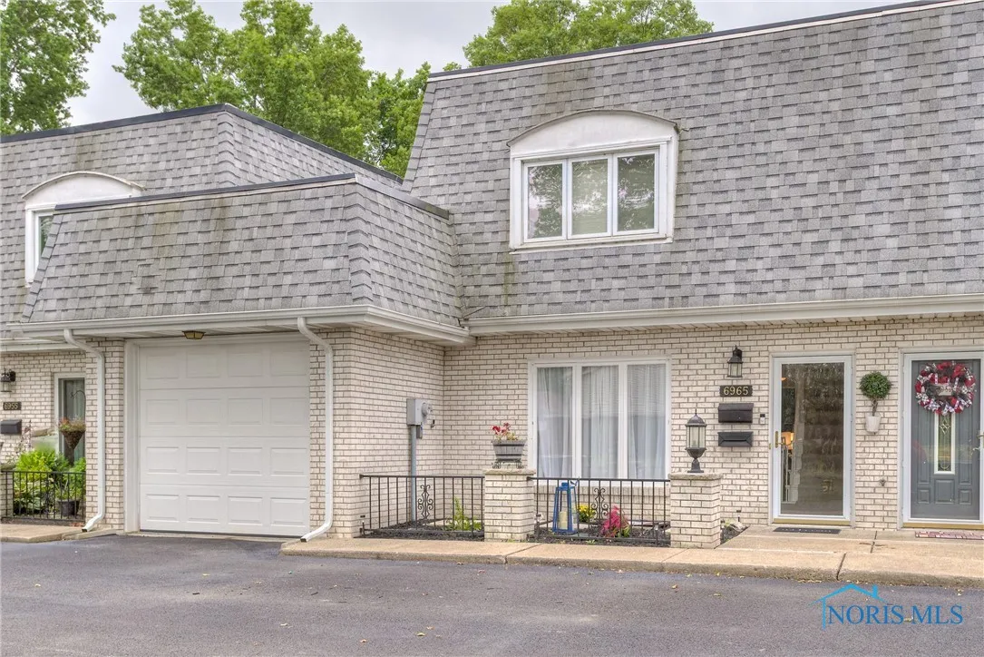 6965 Fenwyck Road, Maumee, Ohio 43537, 2 Bedrooms Bedrooms, 6 Rooms Rooms,3 BathroomsBathrooms,Residential,For Sale,Fenwyck,6134436