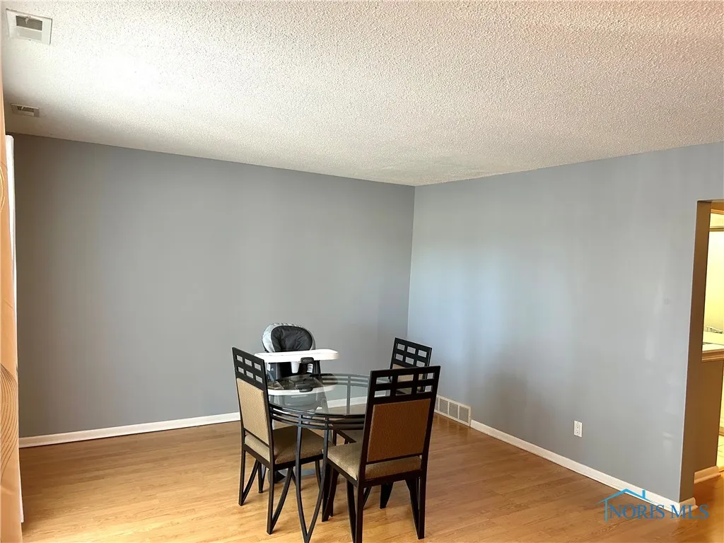 6965 Fenwyck Road, Maumee, Ohio 43537, 2 Bedrooms Bedrooms, 6 Rooms Rooms,3 BathroomsBathrooms,Residential,For Sale,Fenwyck,6134436