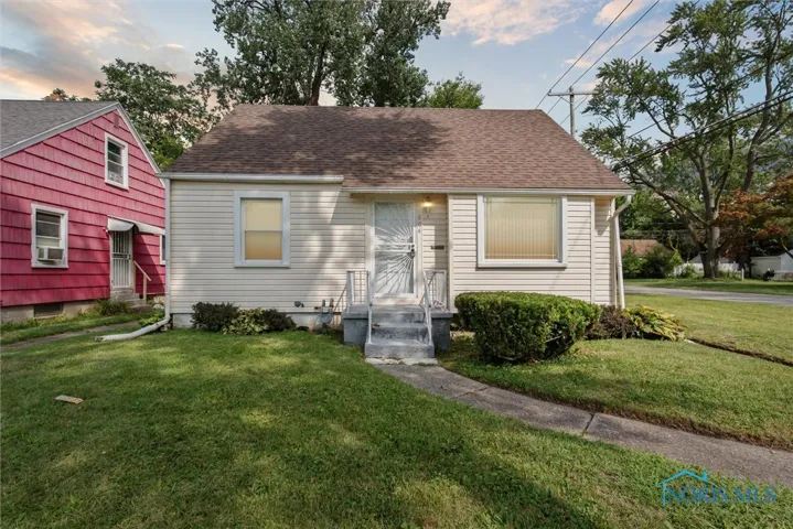 904 Mackow Drive, Toledo, Ohio 43607, 3 Bedrooms Bedrooms, 7 Rooms Rooms,1 BathroomBathrooms,Residential,For Sale,Mackow,6134575