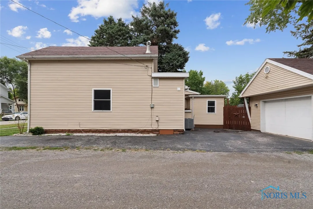 207 Ash Avenue, Findlay, Ohio 45840, 2 Bedrooms Bedrooms, 5 Rooms Rooms,2 BathroomsBathrooms,Residential,For Sale,Ash,6134655