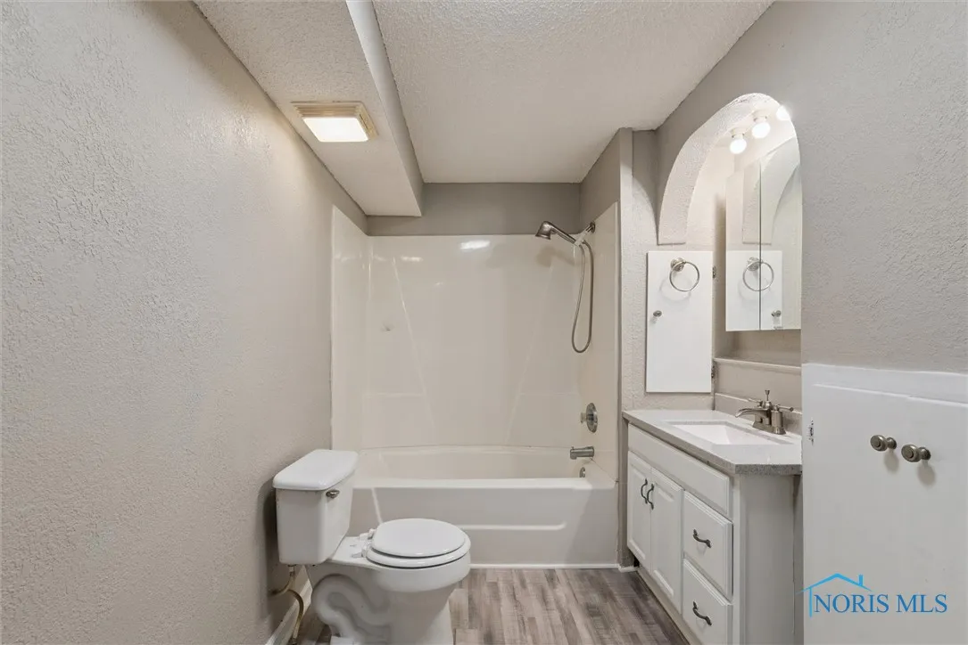 207 Ash Avenue, Findlay, Ohio 45840, 2 Bedrooms Bedrooms, 5 Rooms Rooms,2 BathroomsBathrooms,Residential,For Sale,Ash,6134655