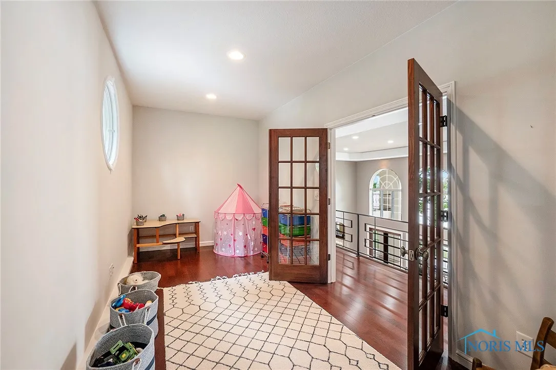 510 Riverside Drive, Rossford, Ohio 43460, 4 Bedrooms Bedrooms, 13 Rooms Rooms,4 BathroomsBathrooms,Residential,For Sale,Riverside,6134600