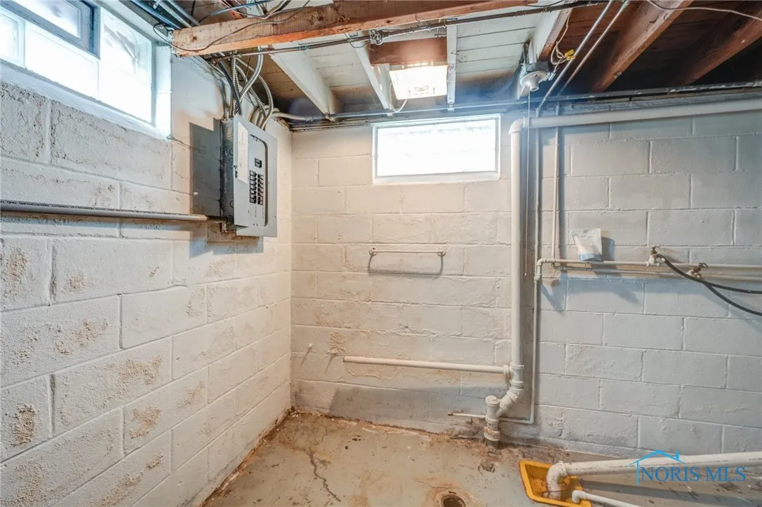 2830 123rd Street, Toledo, Ohio 43611, 3 Bedrooms Bedrooms, 7 Rooms Rooms,1 BathroomBathrooms,Residential,For Sale,123rd,6134702