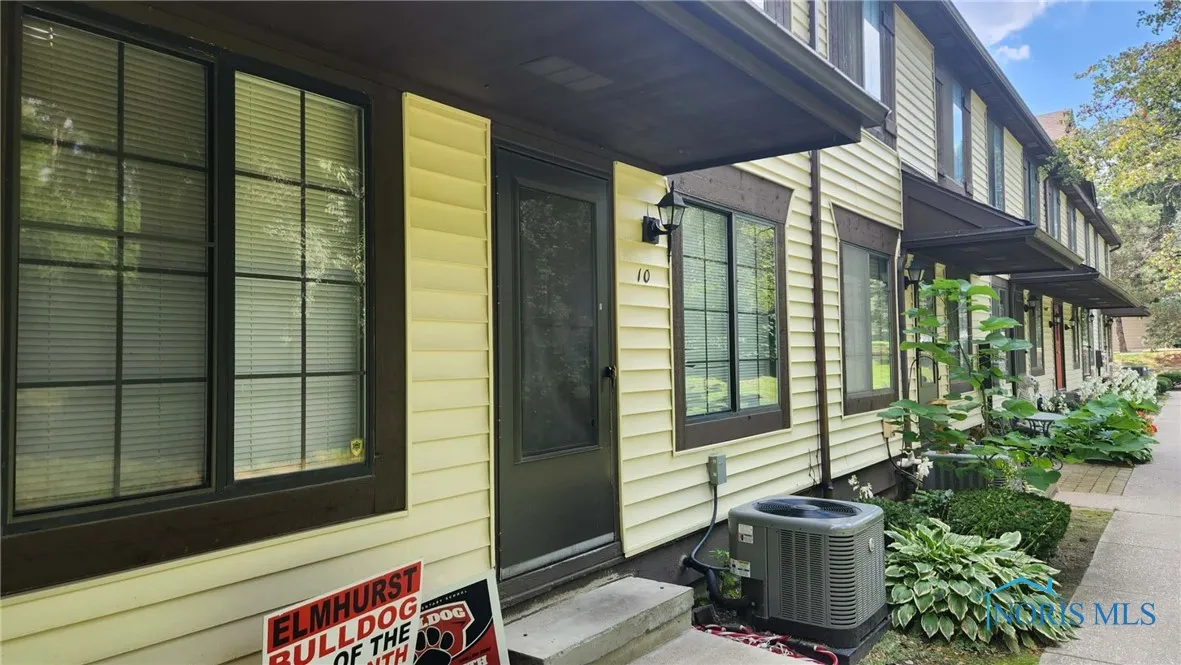 4515 W Bancroft Street 9, Toledo, Ohio 43615, 3 Bedrooms Bedrooms, 6 Rooms Rooms,2 BathroomsBathrooms,Residential,For Sale,Bancroft,6134677