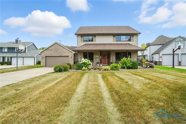 1616 Oakwood Court, Bowling Green, Ohio 43402, 4 Bedrooms Bedrooms, 10 Rooms Rooms,3 BathroomsBathrooms,Residential,For Sale,Oakwood,6134701