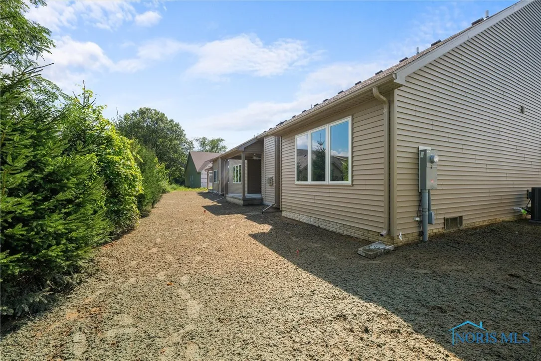 22 Shenandoah Circle, Sylvania, Ohio 43560, 2 Bedrooms Bedrooms, 7 Rooms Rooms,2 BathroomsBathrooms,Residential,For Sale,Shenandoah,6134680