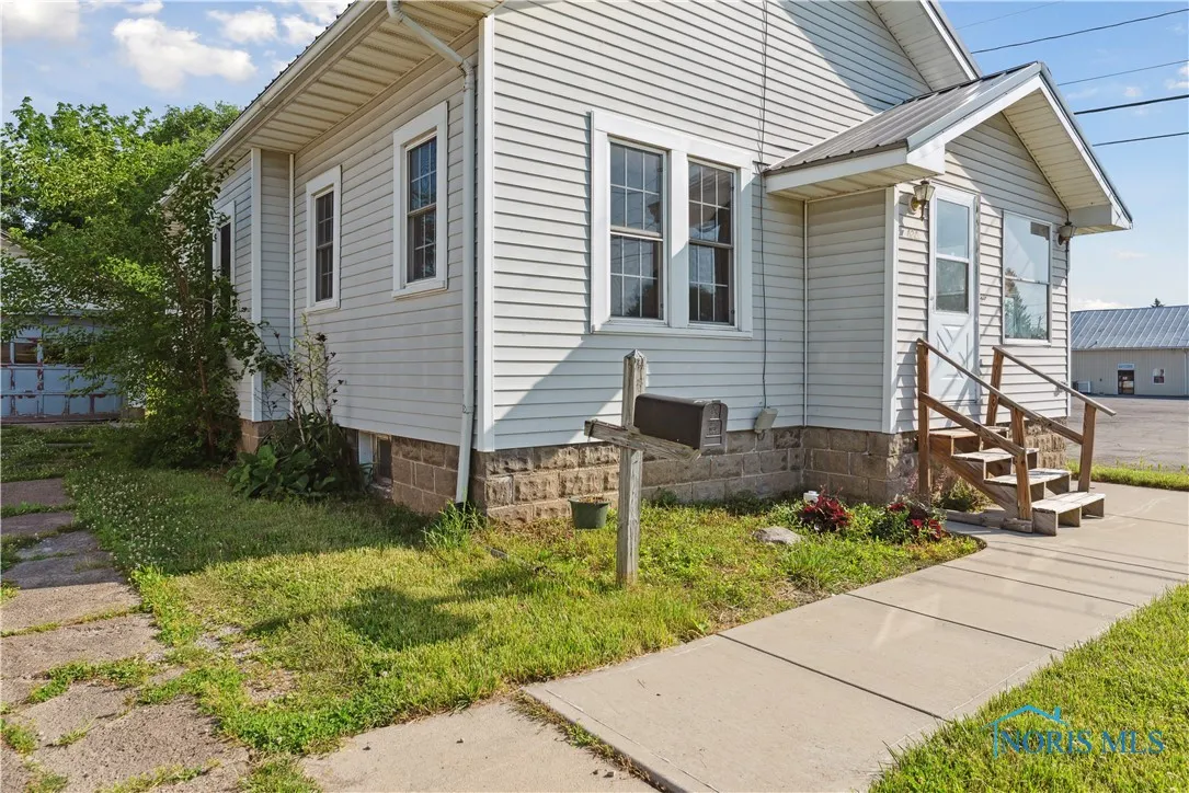 424 E Clinton Street, Napoleon, Ohio 43545, 2 Bedrooms Bedrooms, 6 Rooms Rooms,1 BathroomBathrooms,Residential,For Sale,Clinton,6134793