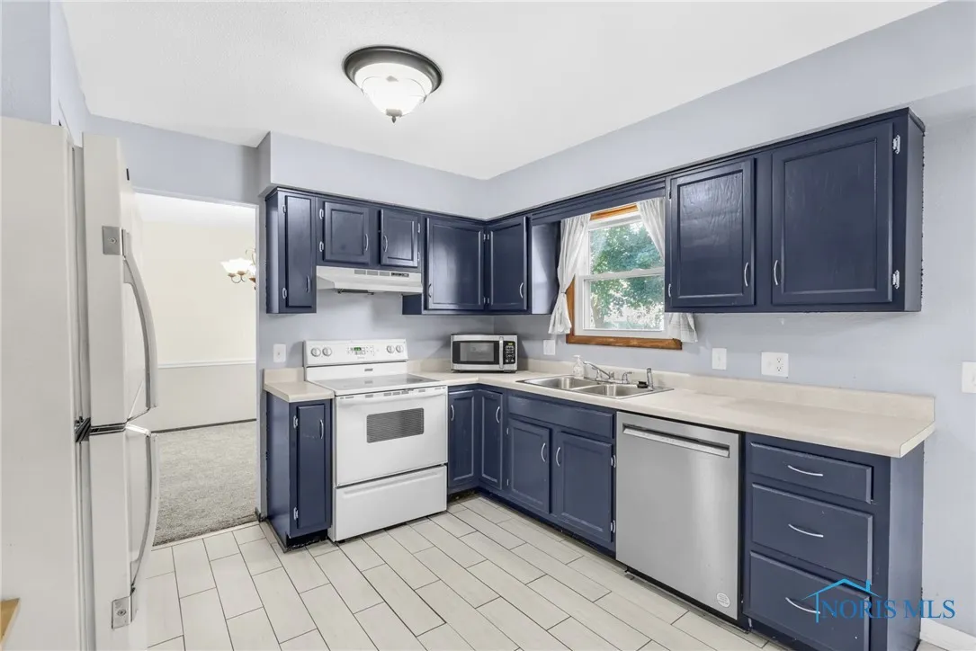 1518 Cherrylawn Drive, Toledo, Ohio 43614, 3 Bedrooms Bedrooms, 8 Rooms Rooms,2 BathroomsBathrooms,Residential,For Sale,Cherrylawn,6134792