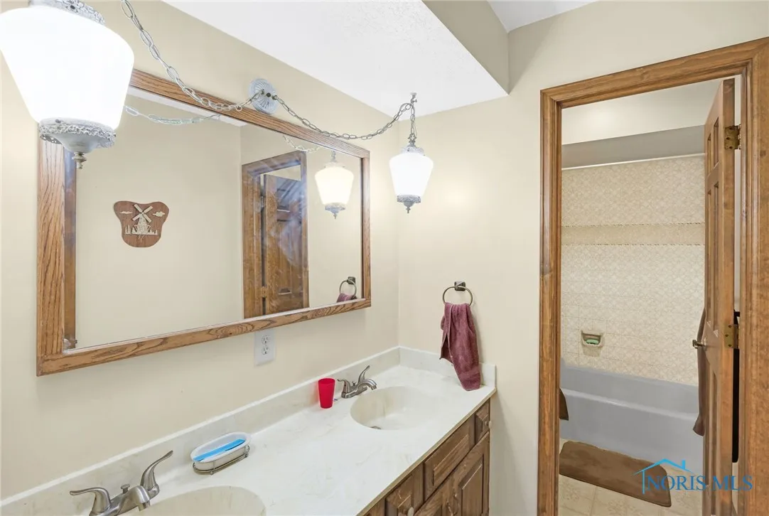 3610 Plumey Road, Northwood, Ohio 43619, 4 Bedrooms Bedrooms, 10 Rooms Rooms,3 BathroomsBathrooms,Residential,For Sale,Plumey,6134873