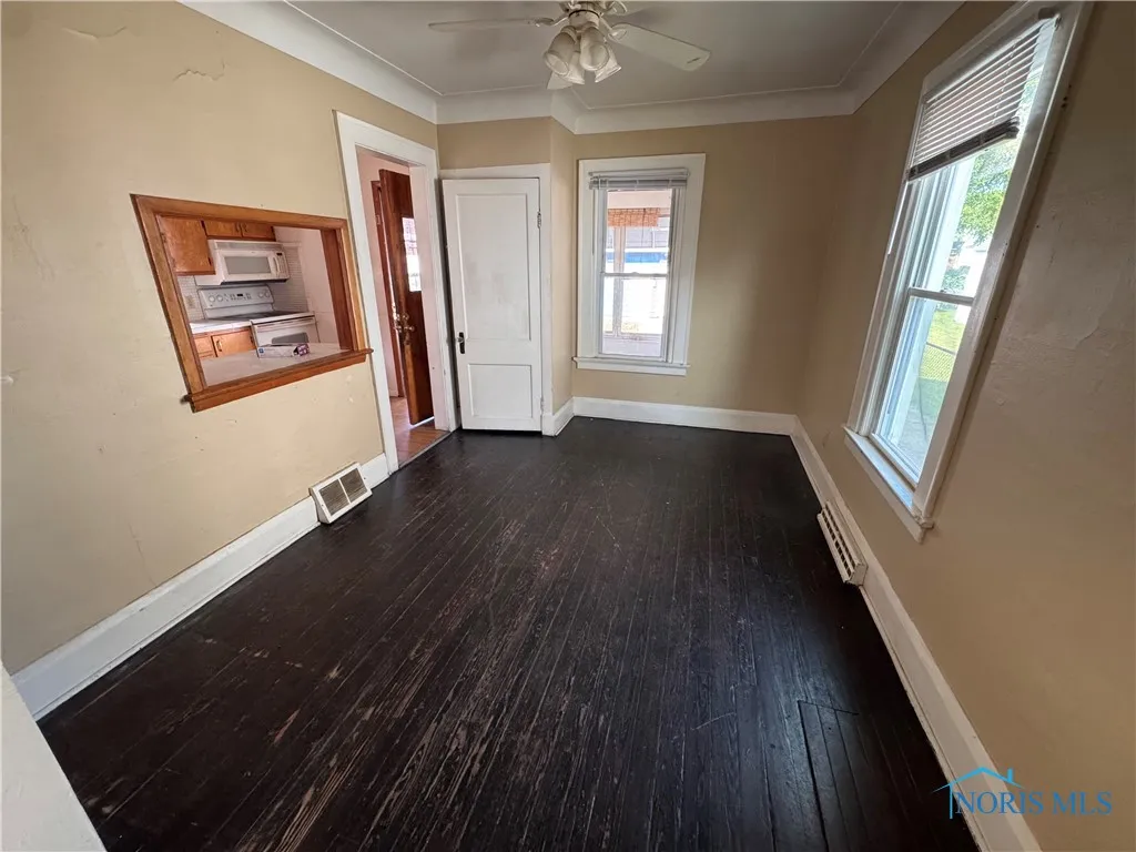 576 Bronx Drive, Toledo, Ohio 43609, 3 Bedrooms Bedrooms, 6 Rooms Rooms,1 BathroomBathrooms,Residential,For Sale,Bronx,6135003