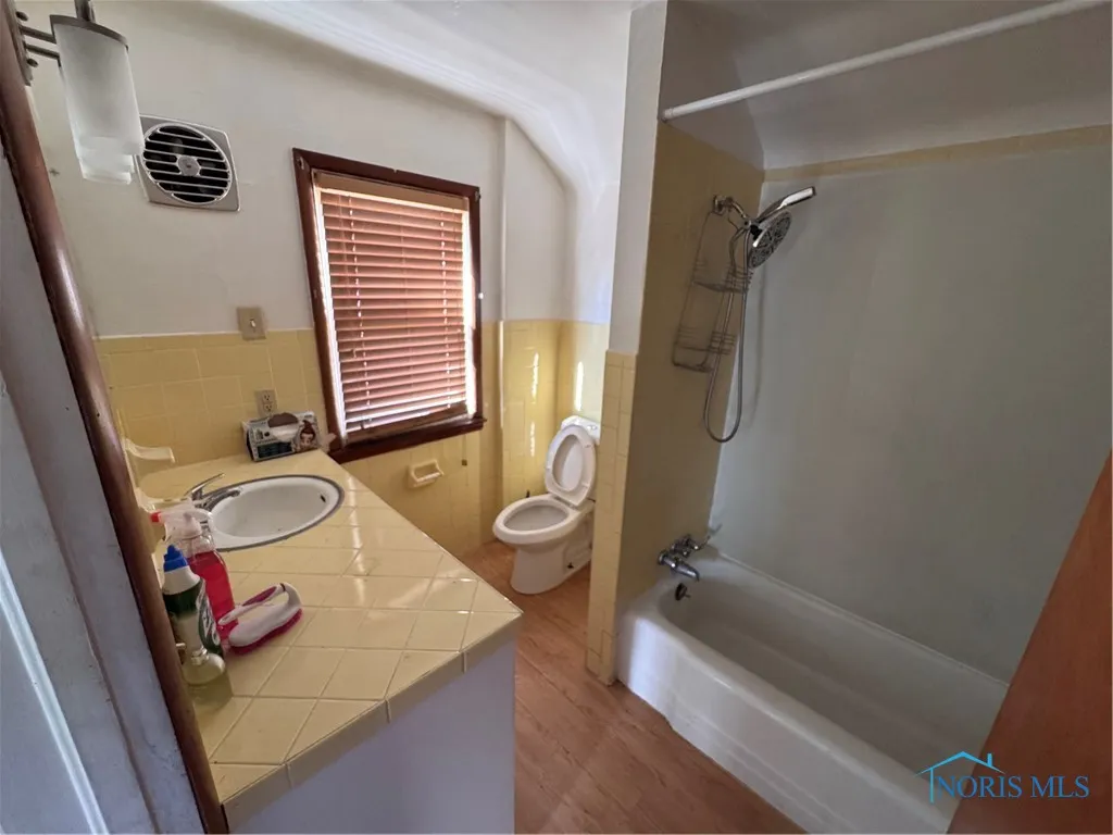 576 Bronx Drive, Toledo, Ohio 43609, 3 Bedrooms Bedrooms, 6 Rooms Rooms,1 BathroomBathrooms,Residential,For Sale,Bronx,6135003
