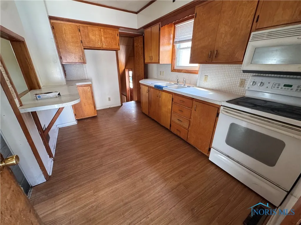 576 Bronx Drive, Toledo, Ohio 43609, 3 Bedrooms Bedrooms, 6 Rooms Rooms,1 BathroomBathrooms,Residential,For Sale,Bronx,6135003