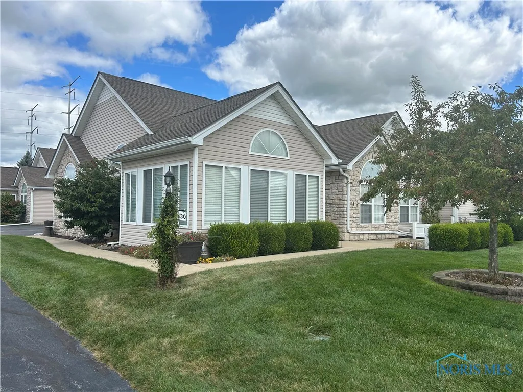 8330 Ledgestone Avenue 8330, Sylvania, Ohio 43560, 2 Bedrooms Bedrooms, 8 Rooms Rooms,2 BathroomsBathrooms,Residential,For Sale,Ledgestone,6135010