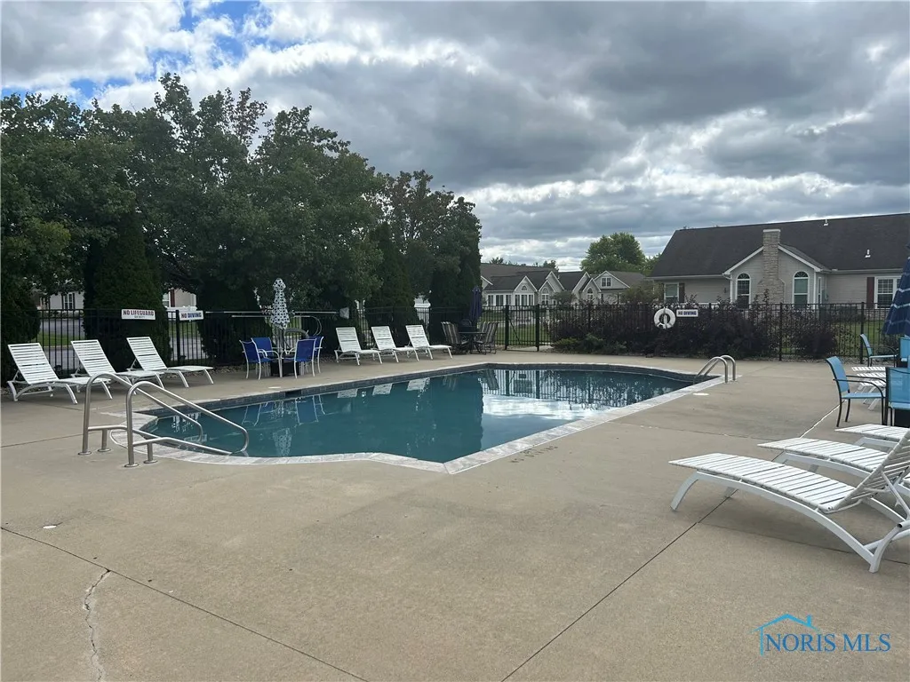8330 Ledgestone Avenue 8330, Sylvania, Ohio 43560, 2 Bedrooms Bedrooms, 8 Rooms Rooms,2 BathroomsBathrooms,Residential,For Sale,Ledgestone,6135010