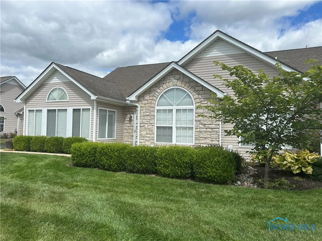 8330 Ledgestone Avenue 8330, Sylvania, Ohio 43560, 2 Bedrooms Bedrooms, 8 Rooms Rooms,2 BathroomsBathrooms,Residential,For Sale,Ledgestone,6135010