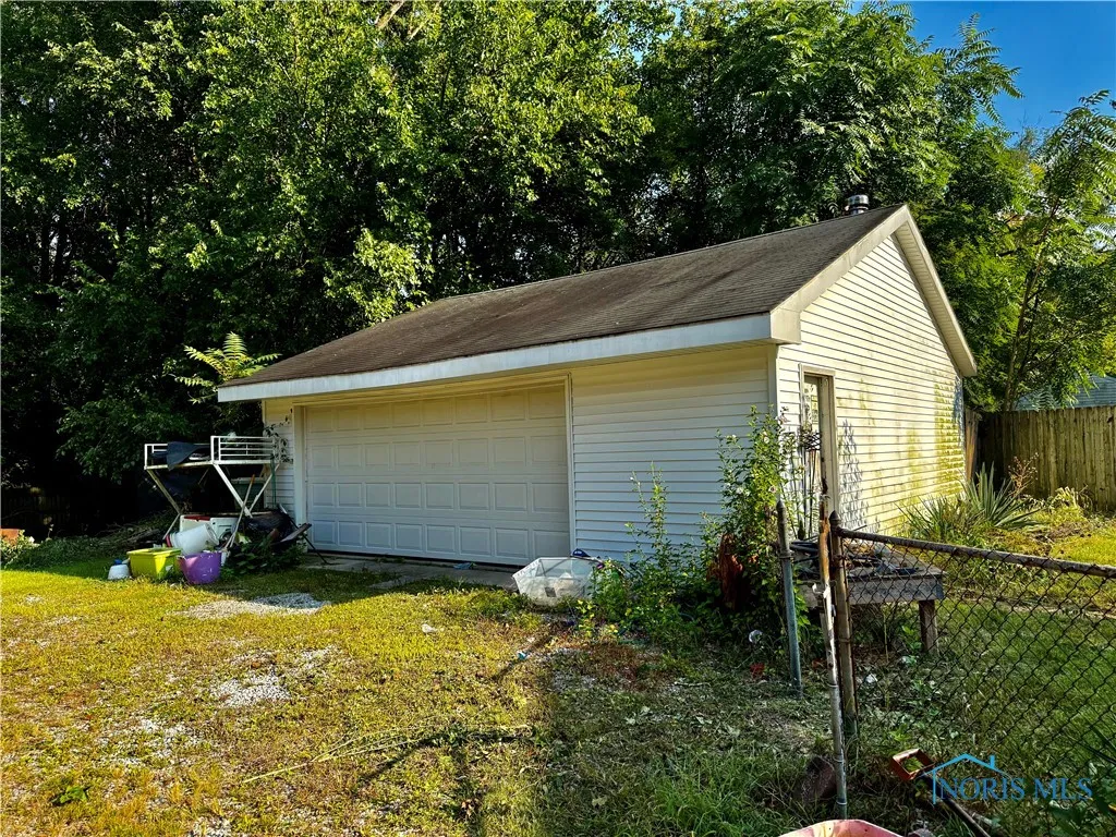 5822 Friedly Drive, Toledo, Ohio 43623, 3 Bedrooms Bedrooms, 9 Rooms Rooms,2 BathroomsBathrooms,Residential,For Sale,Friedly,6135446