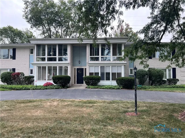 4057 Hillandale Road 4, Ottawa Hills, Ohio 43606, 3 Bedrooms Bedrooms, 7 Rooms Rooms,2 BathroomsBathrooms,Residential,For Sale,Hillandale,6135763