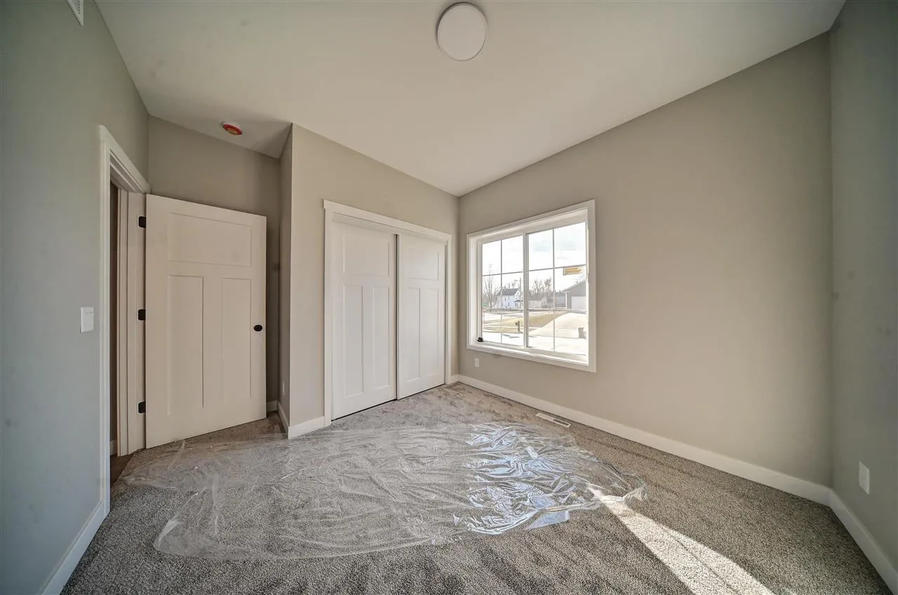 Split Bedrooms/Bath in  Middle