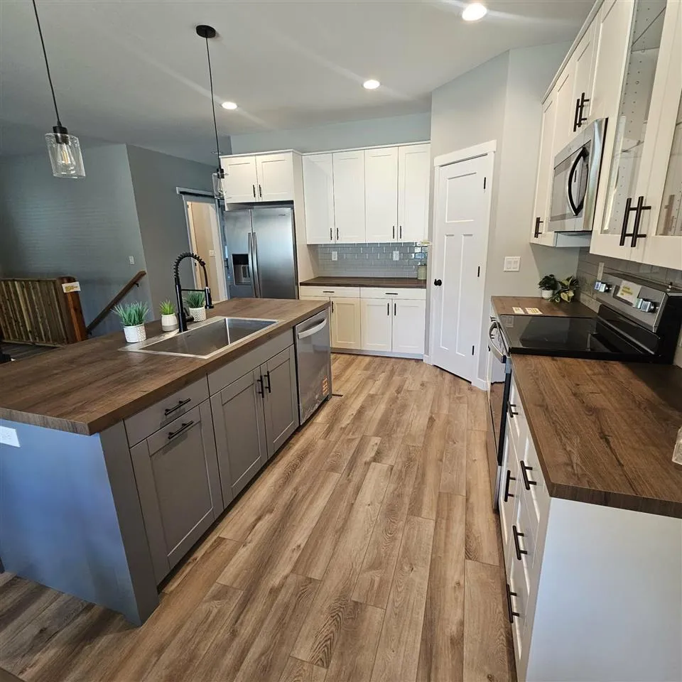 Full Overlay cabinets with soft close, large pantry