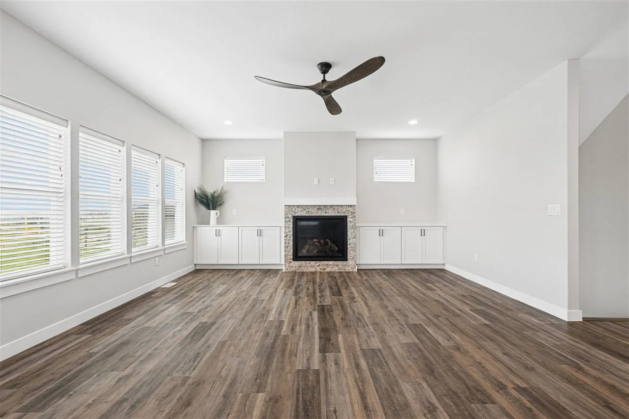 Living Room with a gas fireplace and built-in cabinets.