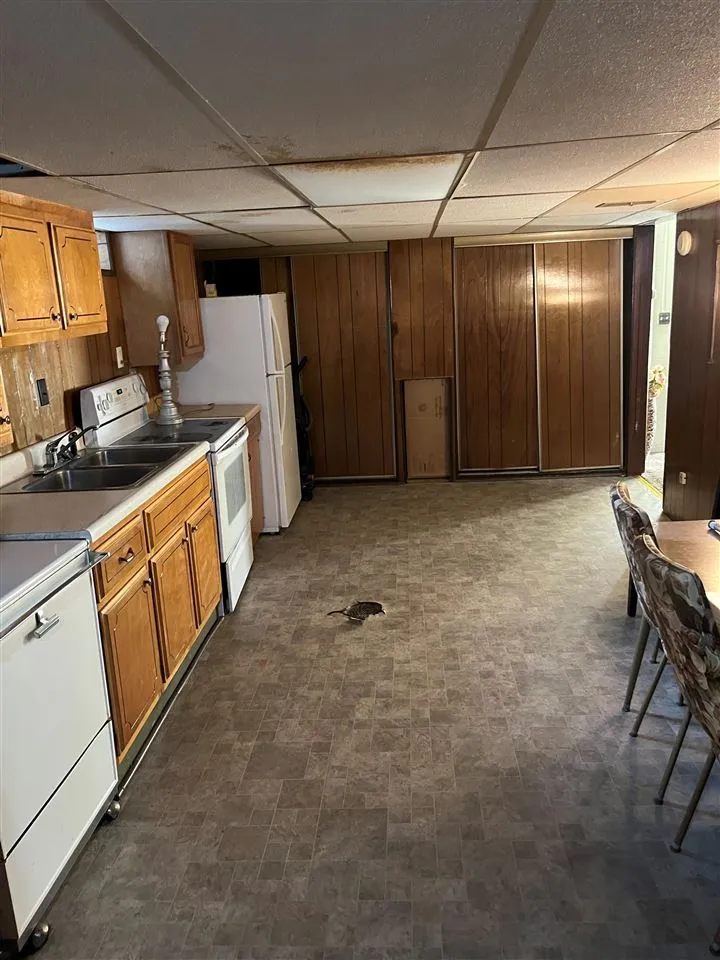 628 Bsmt Kitchenette