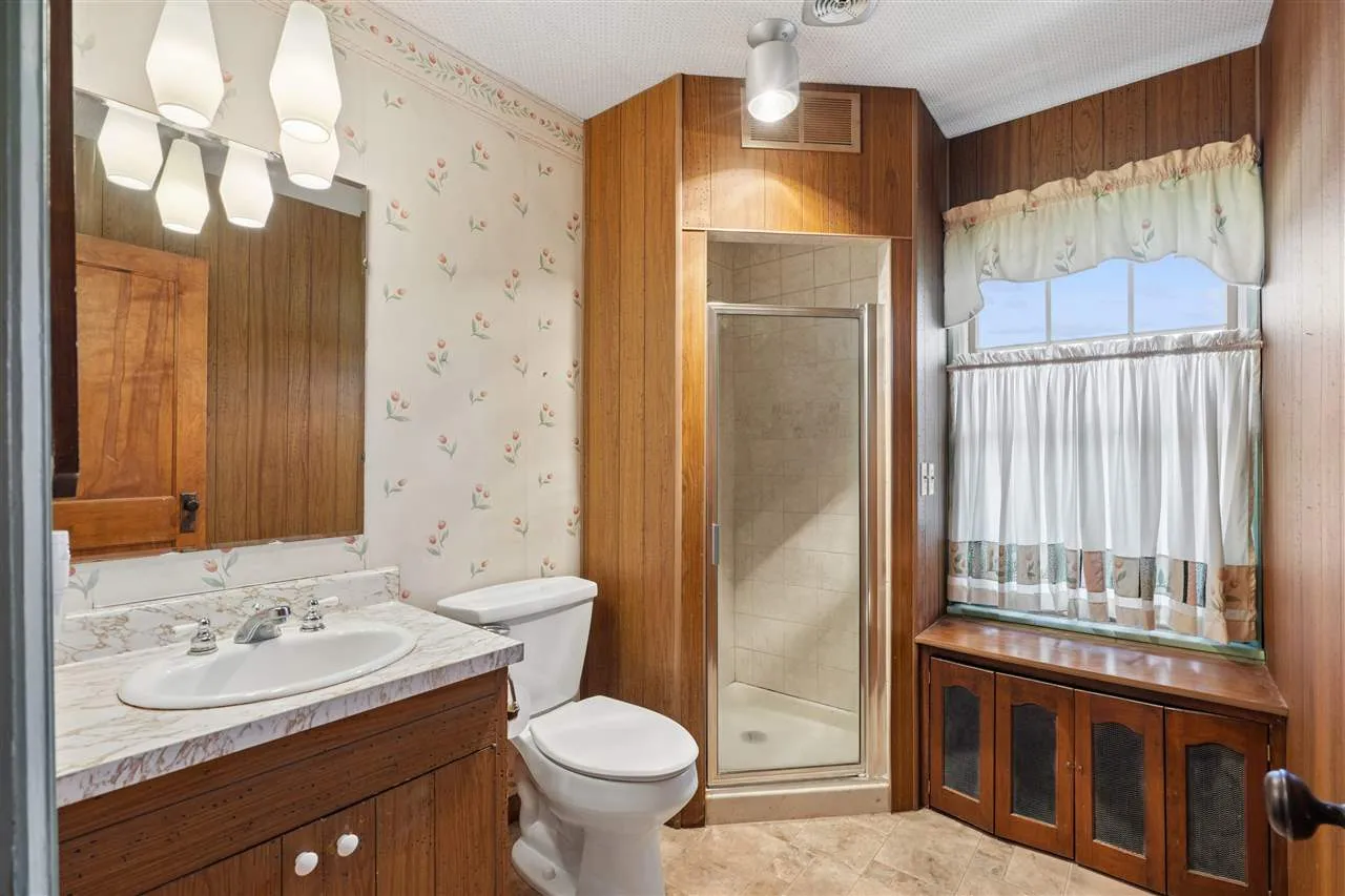 Upper level bathroom
